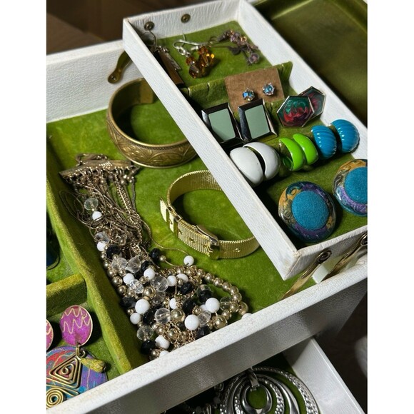 Estate Find - BUXTON Large Vanity Top Jewelry Box - Holds a Ton of Jewelry! EVC - Picture 7 of 12
